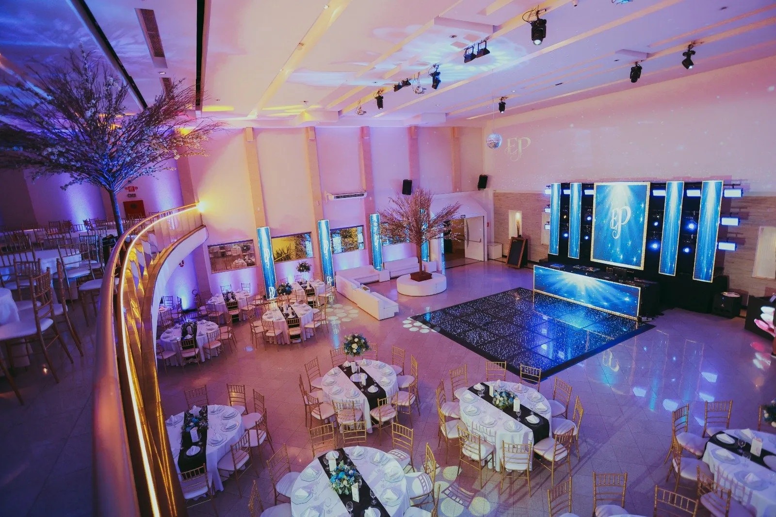 Ambiente com pista iluminada e decoração premium