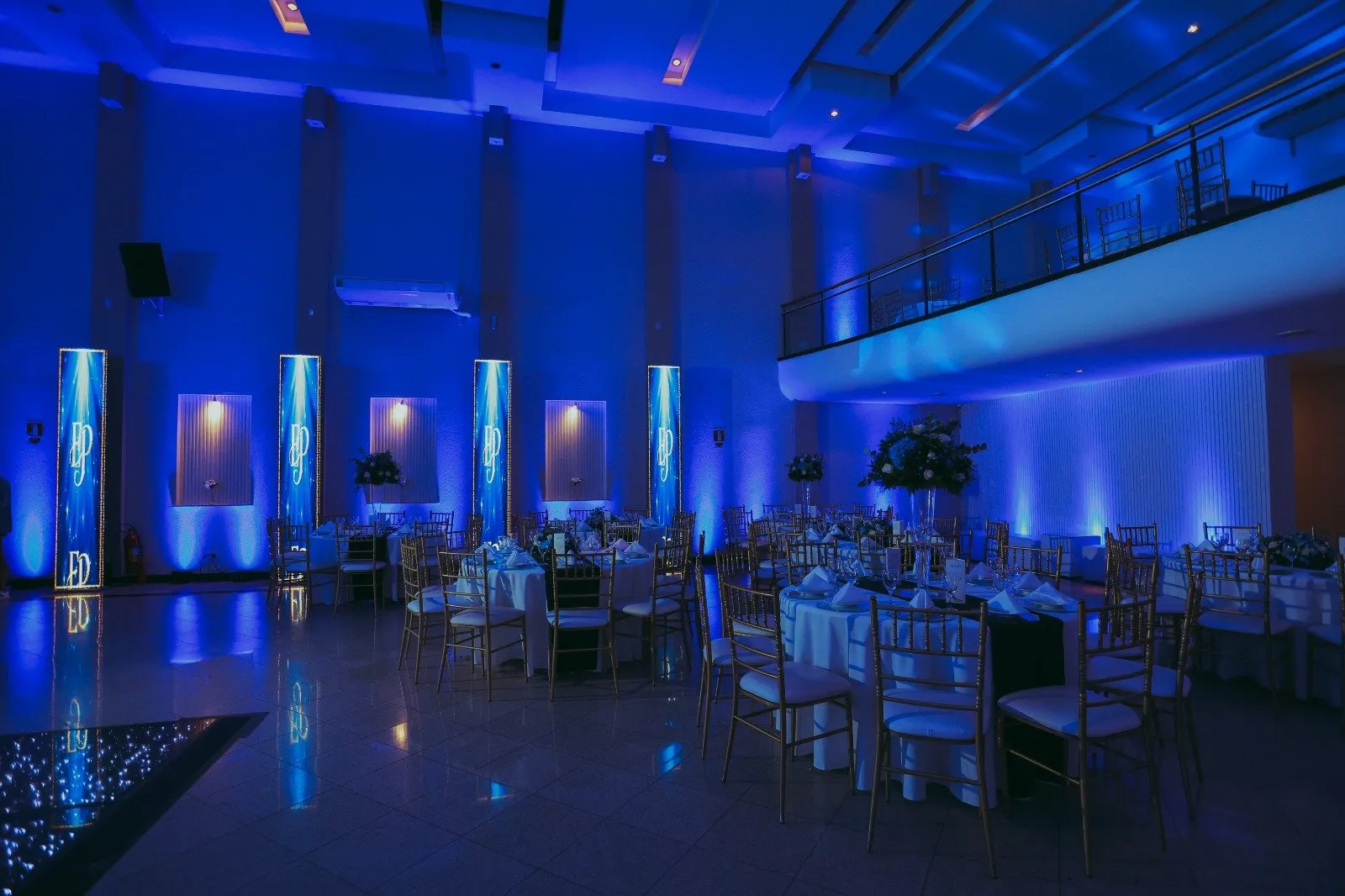 Convidados em ambiente premium com cenografia personalizada