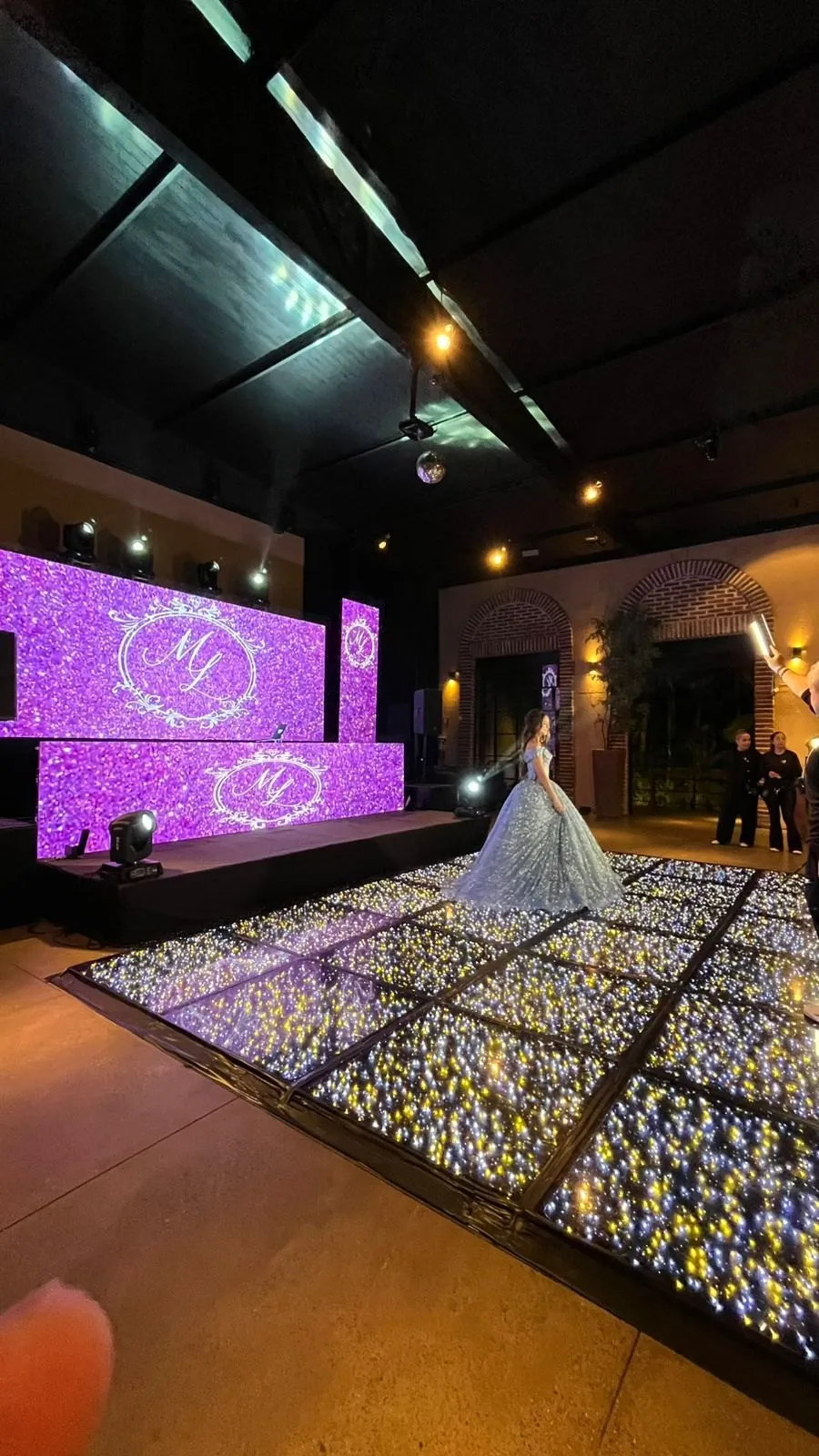 Noiva em palco com cenografia sofisticada